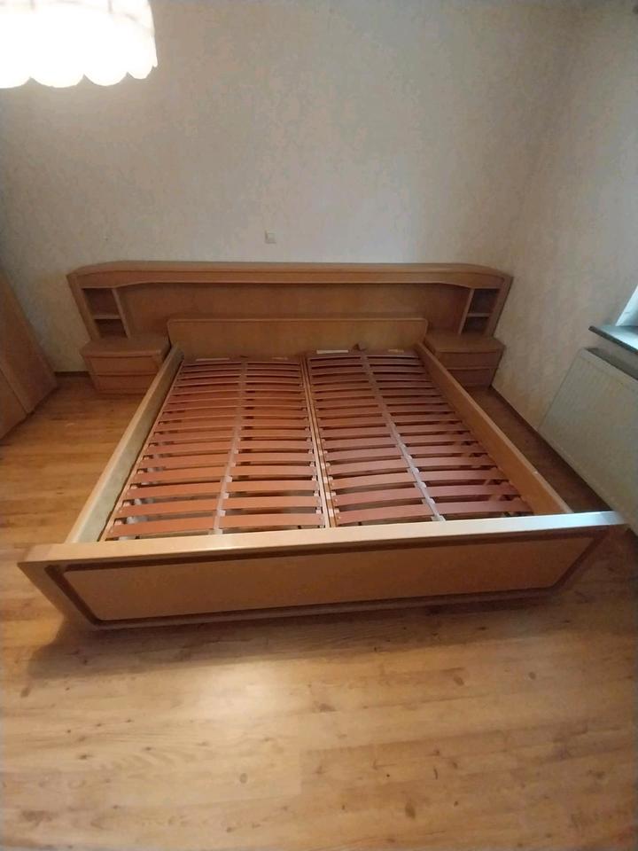 Schlafzimmer mit Doppelbett und Kleiderschrank in Gaildorf