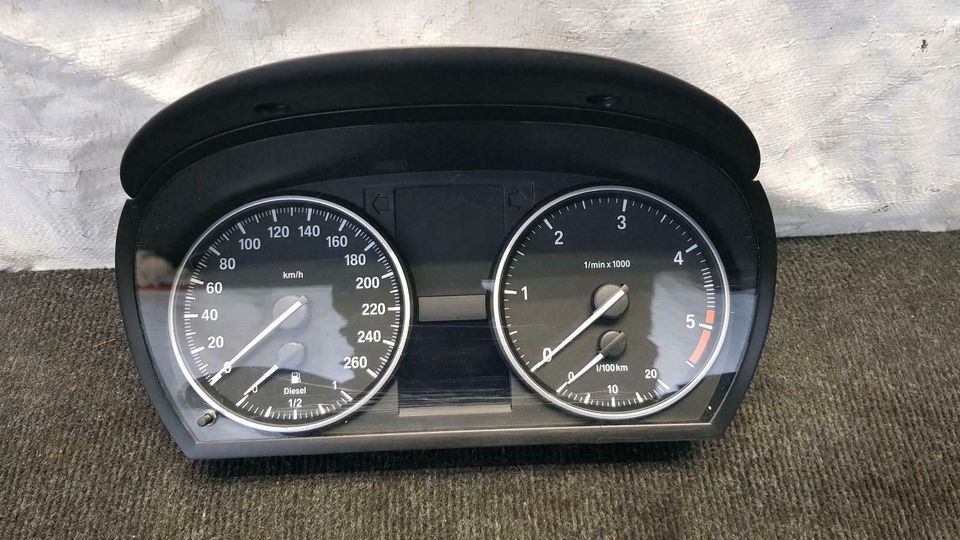 BMW E90 318D 6-Gang Schalt Kombiinstrument Tacho Tachometer in Hamburg
