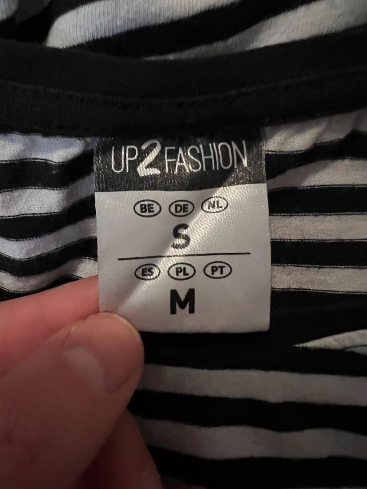 Up2Fashion schwarz weiß gestreiftes Langarmshirt Gr. S / 36 in Bernburg (Saale)