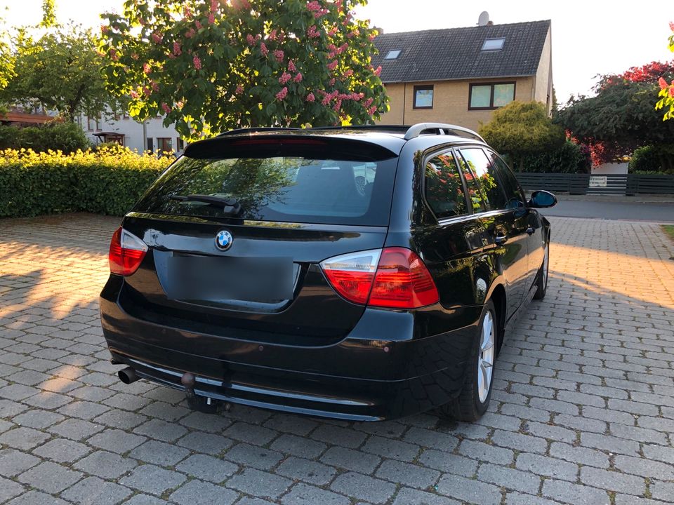 BMW 320i E91 M-Ausstattung Automatik Panorama in Bremen