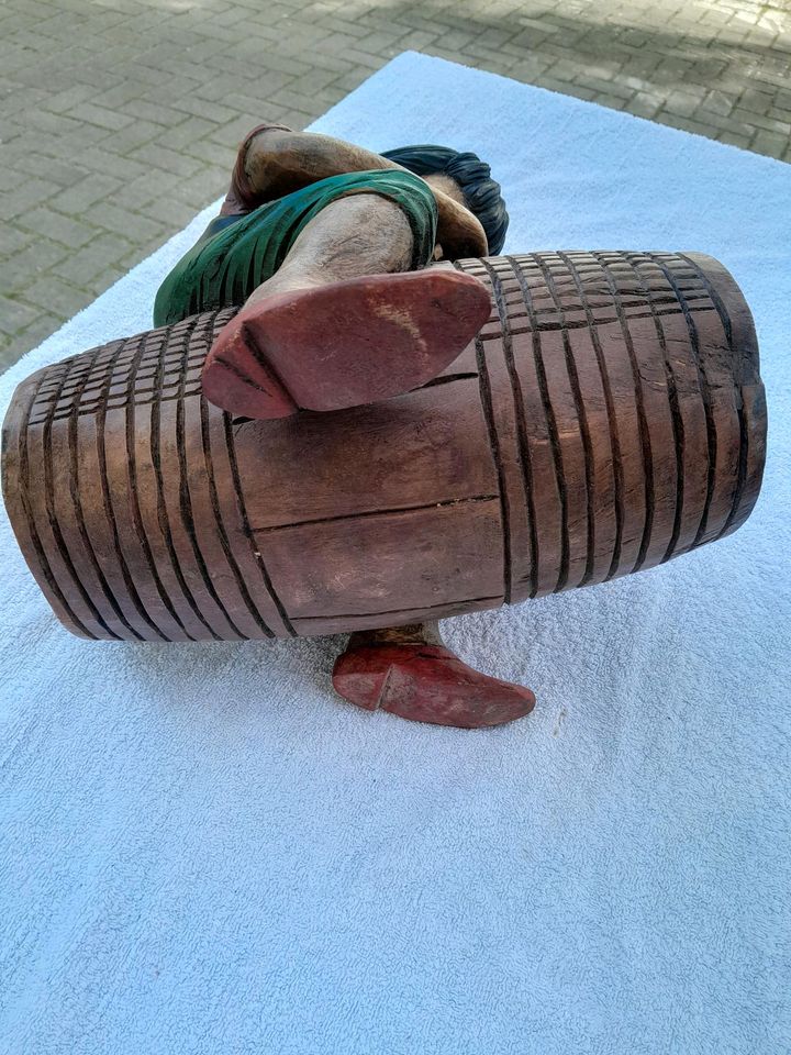 Mann auf Fass geschnitzt aus Massivholz in Bobitz