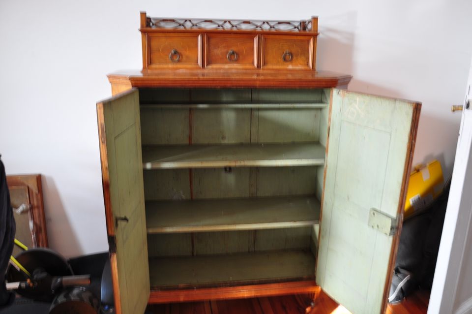 Antikes Highboard - Vertiko - Sternschrank mit Aufsatz, Intarsien in Berlin