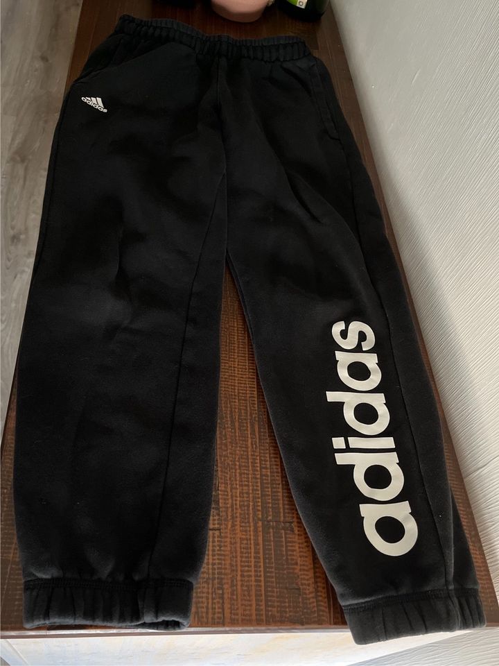 Adidas Sporthose Jogginghose Gr. 152 in Merchweiler