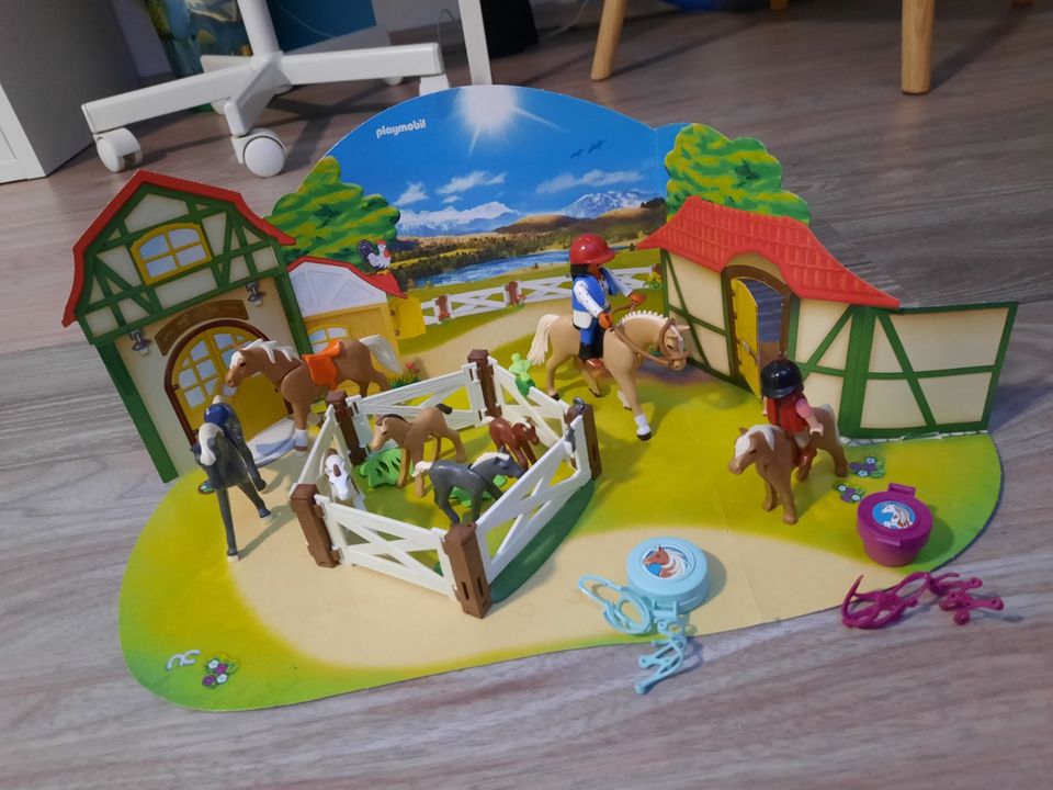 PLAYMOBIL Pferdezaun mit Pferden sowie Zubehör in Weyhe