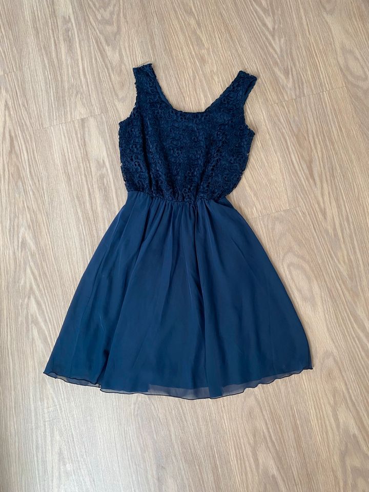Kleid mit Spitze blau, Größe S in Harsum