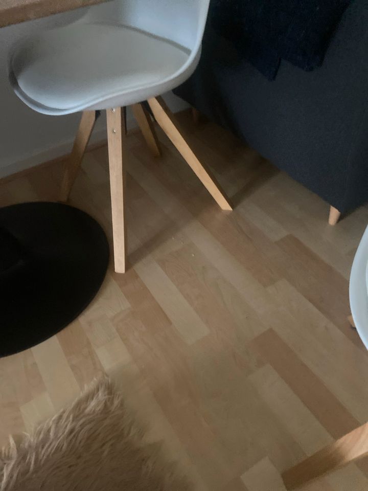 Verkaufe 4 Stühle weiß in Frankfurt am Main