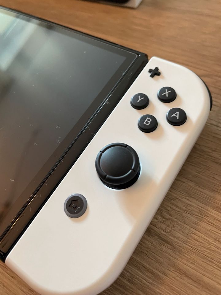 Nintendo Switch Oled + viel Zubehör Sehr guter Zustand in Hamburg