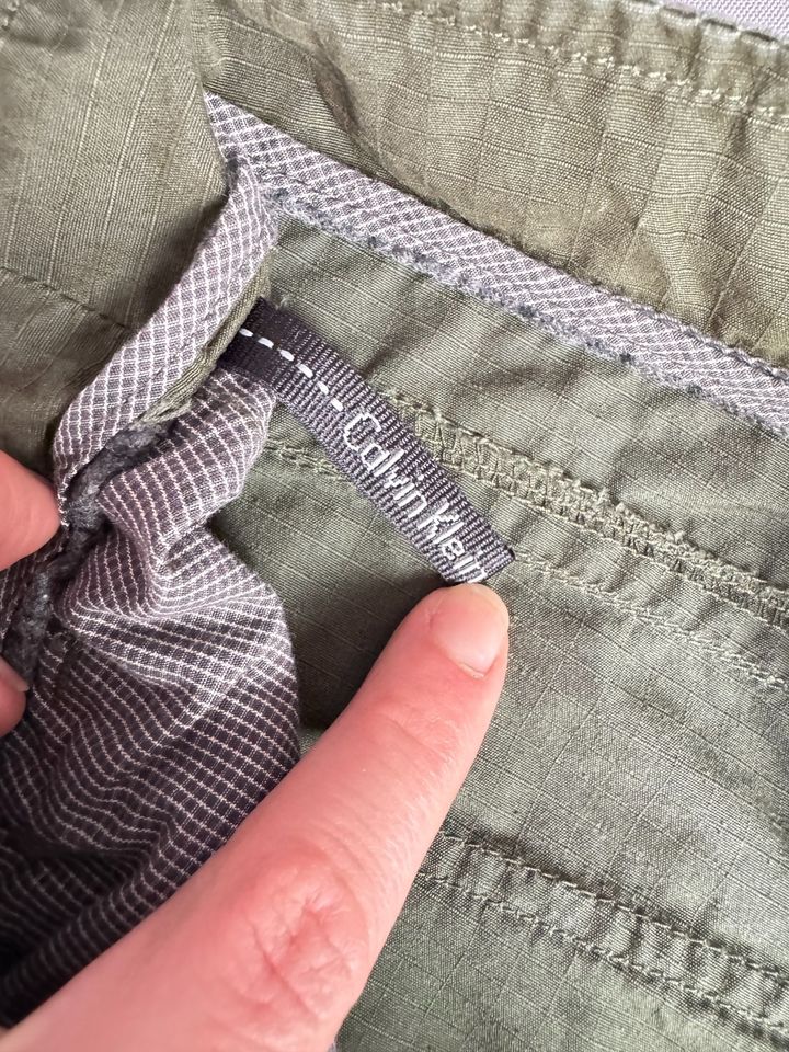 Calvin Klein Herren Shorts grün Gr 32 Cargo Shorts Stoffshorts in Ganderkesee