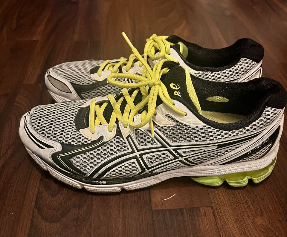 Asics Schuhe Laufschuhe Sportschuhe in Wuppertal