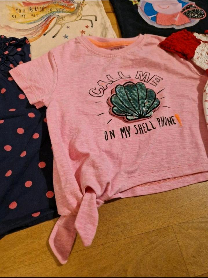 T-Shirts 98/104 next H&M Glitzer Einhorn Muschel Tunika Peppa in Bergisch Gladbach