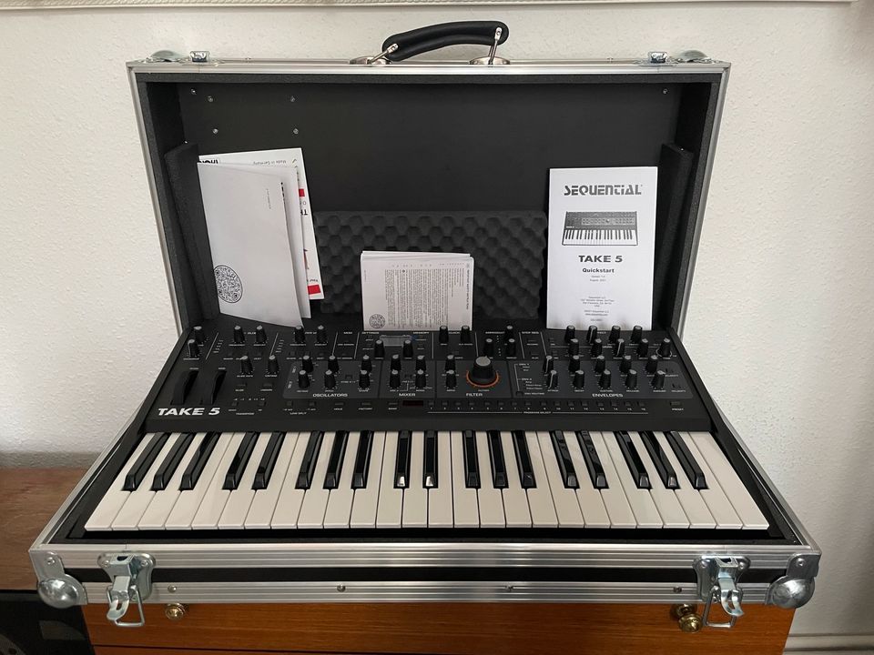 Sequential Take 5 Synthesizer mit Case in Berlin