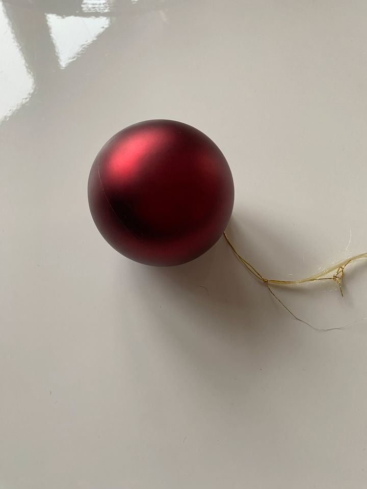 Christbaumkugeln (rot) in Hanau