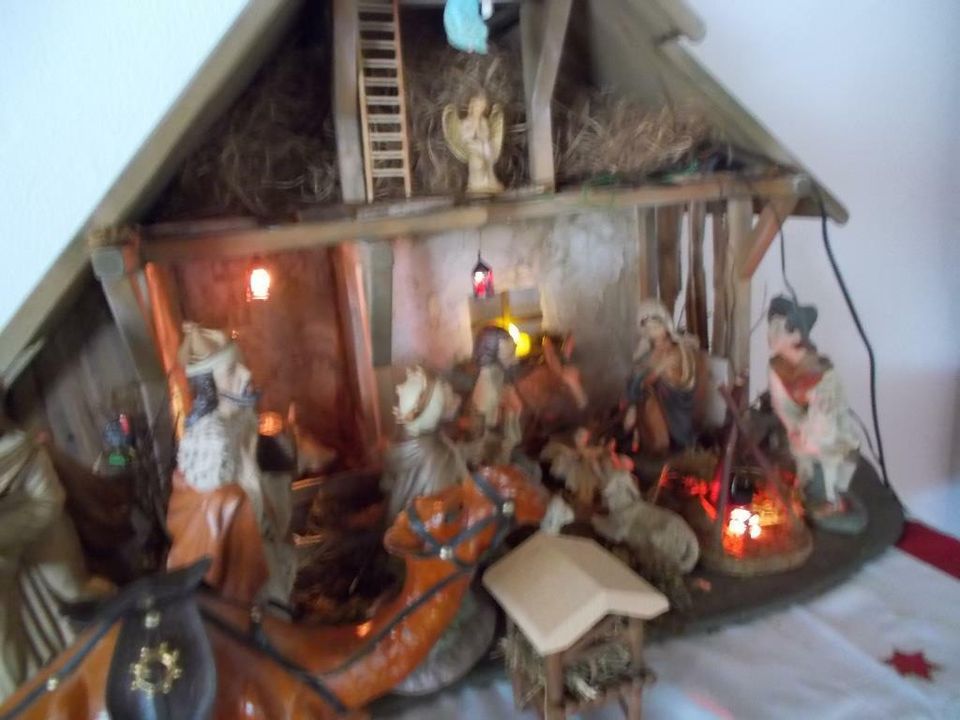 Große Weihnachtskrippe mit Beleuchtung und großem Stall in Günzburg