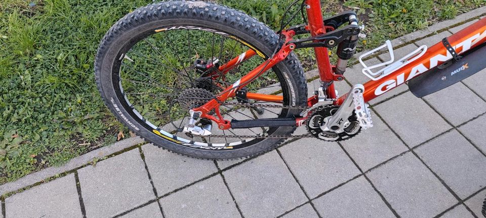 Biete ein Mountainbike Giant NRS Fully 26 Zoll in Fürth