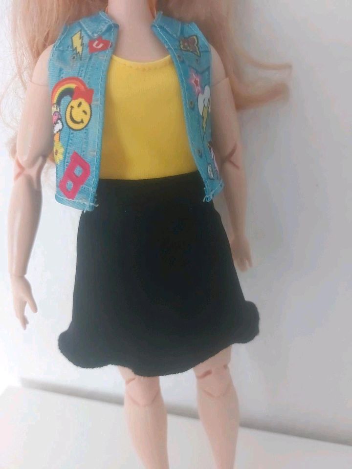 Barbie Curvy Kleid Kleidung Weste in Karlsruhe