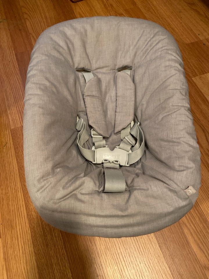 Stokke Neugeborenen Aufsatz Newborn Set Babyschale grau wie neu in Grenzach-Wyhlen