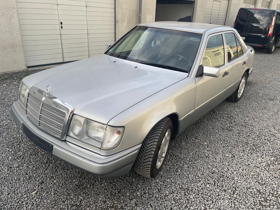 Mercedes-Benz E230 , H-Kennzeichen Oldtimer 1.HD in Pulheim