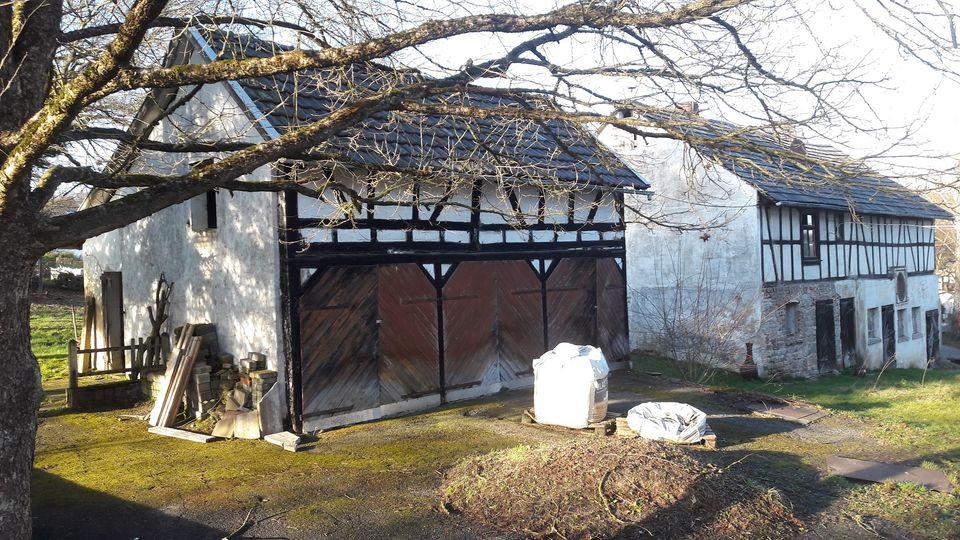 Westerwald: Charaktervolles, großes Fachwerk-Gebäude mit tollem Gartengrundstück und 3er-Garage in Mehren Westerwald