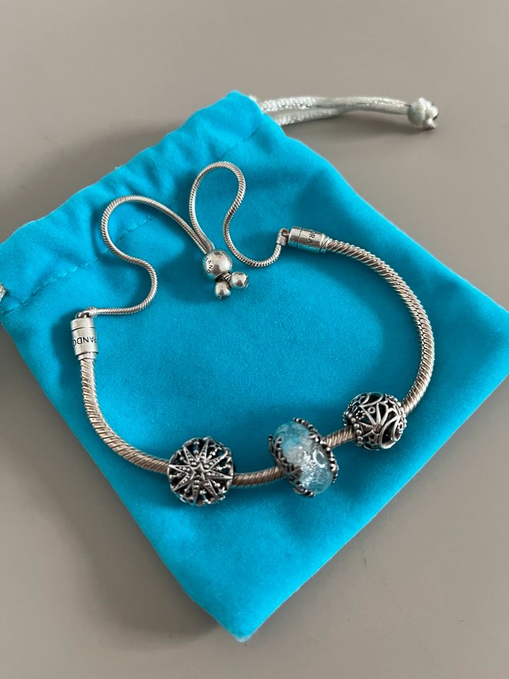 Pandora Armband mit 3 Charms in Wiesbaden