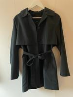 Kurzer Trenchcoat mit Gürtel von Monki - Dunkel Grau Hannover - Ricklingen Vorschau