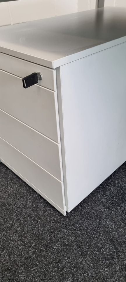 100 x Schreibtisch / Bürotisch / Steelcase / Büroeinrichtung in Linden