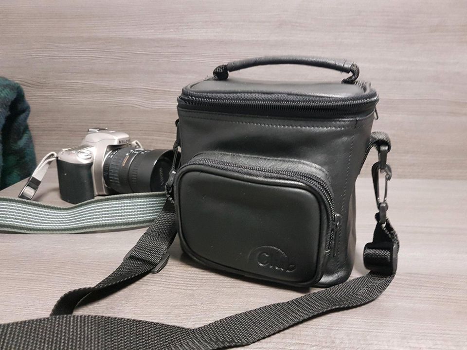 Fotokamera NIKON F55 mit Original-Objektiv und Ledertasche in Pforzheim