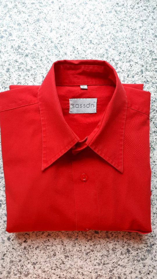 4 Oberhemden zu verkaufen. Das rote Hemd ist kostenlos. in Wittmund