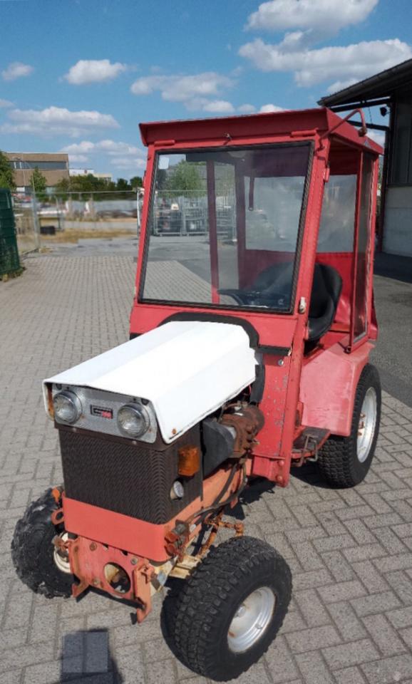 Gutbrod 2500 Kommunaltraktor Trecker mit Wetterschutz und Schild in Dortmund
