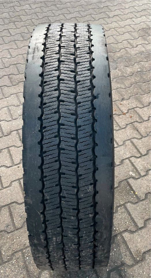 >8 Gebrauchtreifen Michelin 275/80R22,5 X Line Energy D 11-14mm in Krefeld