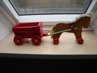 Altes Holzspielzeug  Pferd mit rotem Anhänger 60er Niedersachsen - Barnstorf Vorschau