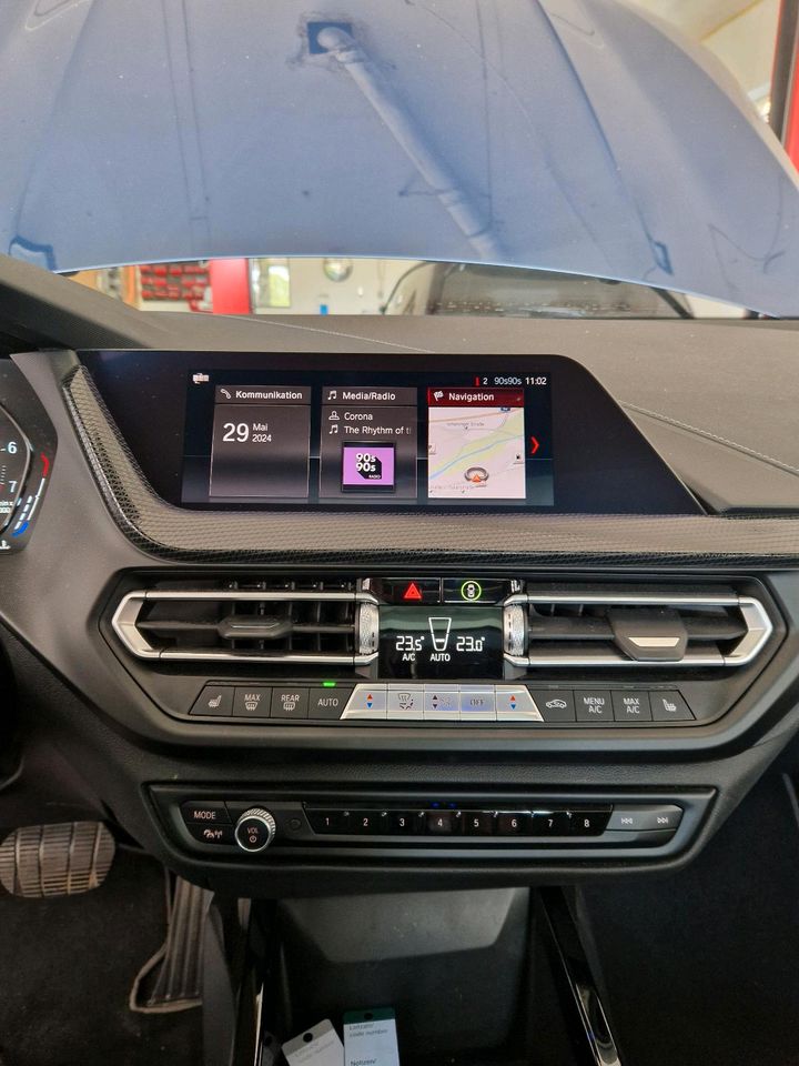 BMW F40 F4x Nachrüstung Navigation in Berlin