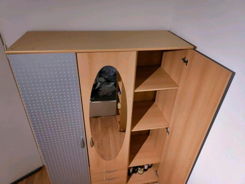 Schrank Kleiderschrank mit Kleiderstange mit Spiegel 130 - 140 cm in Gießen