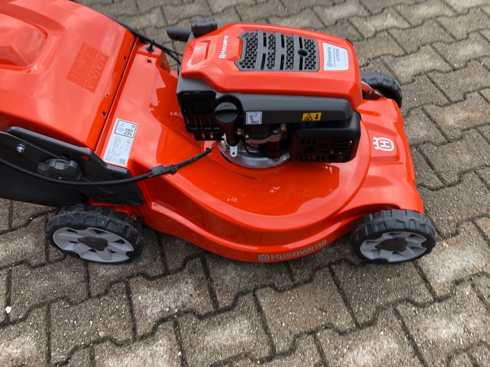 Husqvarna Benzinrasenmäher LC 353VE in Teisendorf