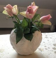 Vase Herzform mit Rosen Relief weiß 16 cm Hessen - Weiterstadt Vorschau