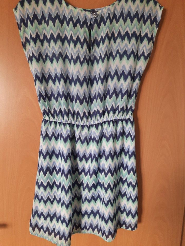 Mädchen, Sommer Kleid, ohne Arm, blau, Muster, Gr.134/140 in Nieheim