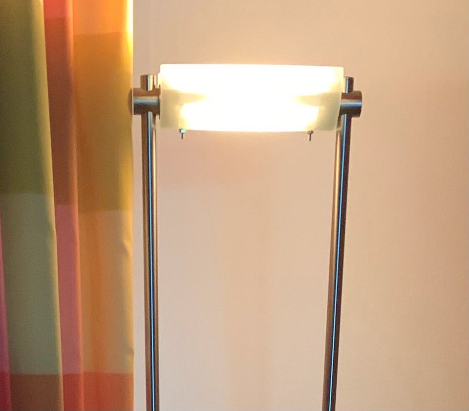 schicke Stehlampe-dimmbar-Glasschirm-Metallfuß in Polling Kr Mühldorf a Inn
