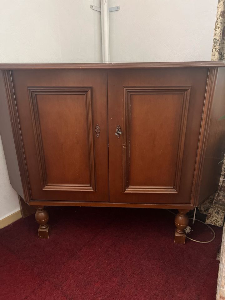 Nussbaum Fernsehschrank/ Eckschrank Vintage in Gehrden