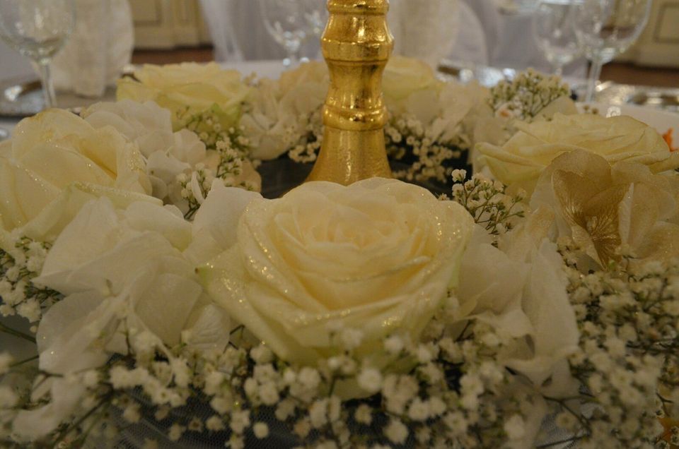 Deko Hochzeit Tischdecke Stuhlhusse Gold Kerzenständer Vasen in Wiesbaden