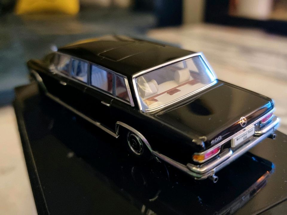 Modellauto 1:43 Mercedes-Benz 600 W100 Pullman AutoArt in Lage