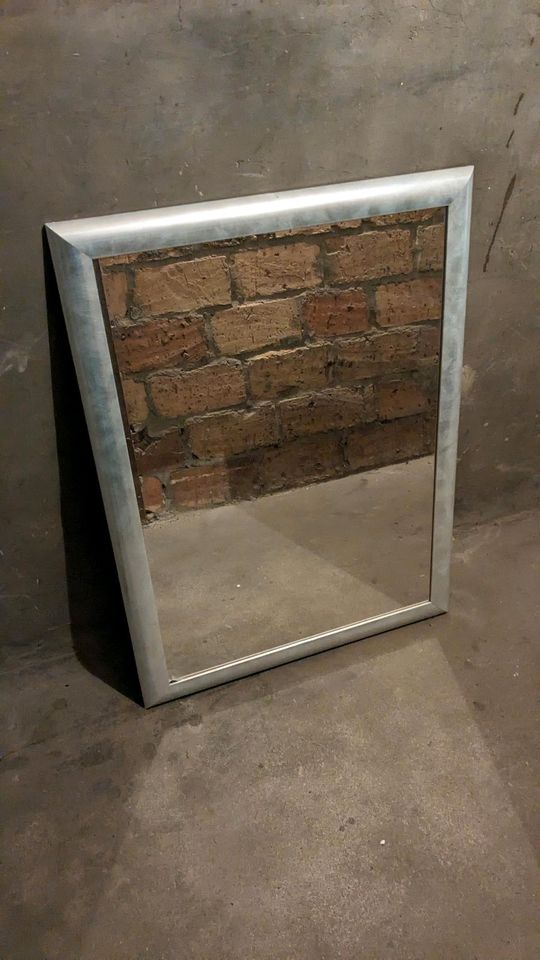 Großer Spiegel mit silbernem Rahmen in Berlin