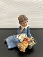 Figur | Mädchen sitzend mit Huhn und Korb | Deko Hessen - Groß-Gerau Vorschau