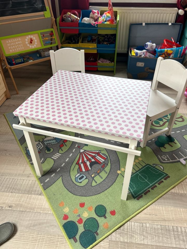 Kindertisch mit 2 Stühlen in Waren (Müritz)