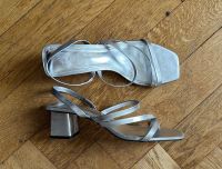 H&M Sandalen silber 40 Riemchen Blockabsatz Berlin - Steglitz Vorschau