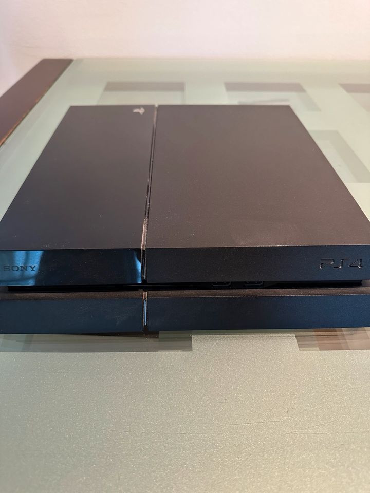 Sony PlayStation 4 1TB inklusive Spiele und Controller in Köln