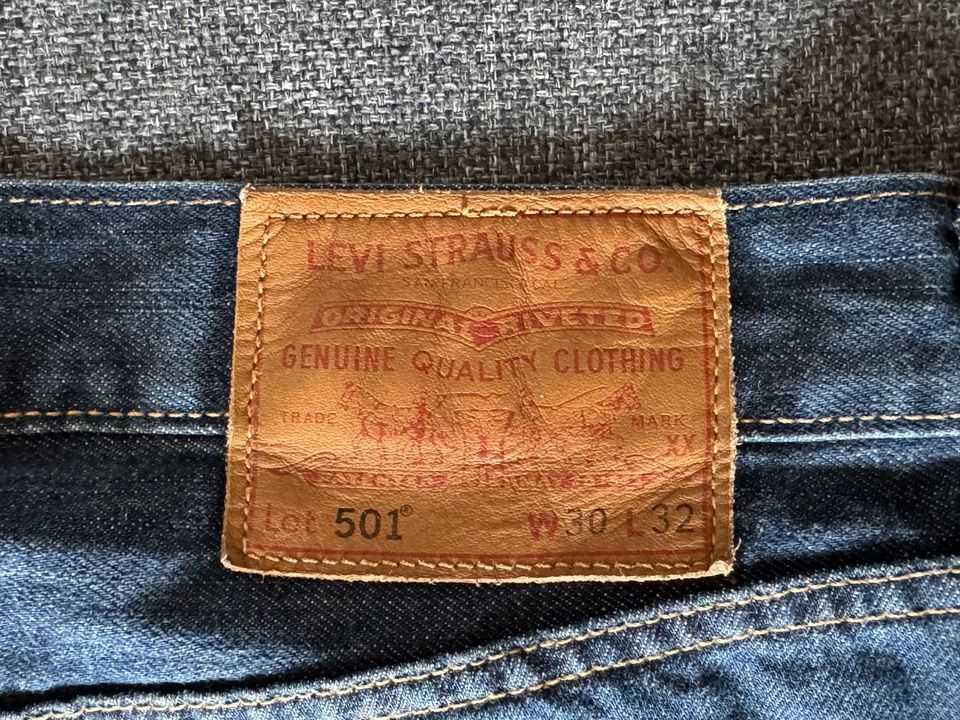Jeans Levi‘s 501 30/32 blau neuwertig in Rosengarten