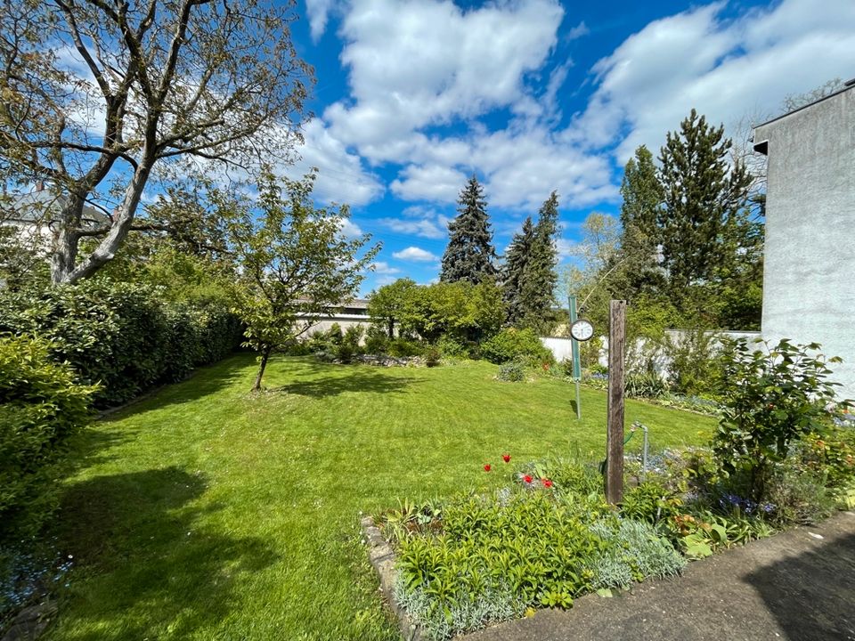 Budenheim: Gemütliches Haus mit sep. 2 Zi.-Wohnung im Anbau und herrlichem Gartenparadies in Budenheim