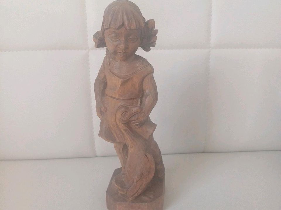 Holzfigur Mädchen mit Gans in Dinkelscherben