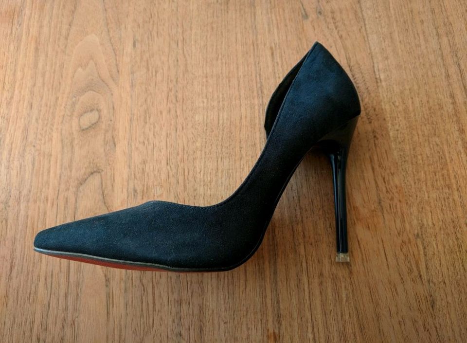 Sehr schöne Pumps in dunkelblau, NEU, Größe 38, High heels in München