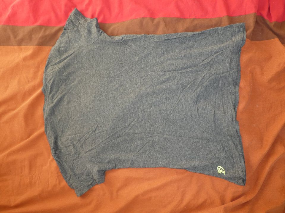 2x T-Shirts, 2x Pullover und 2x Jeans Hose Männer in Karlsruhe