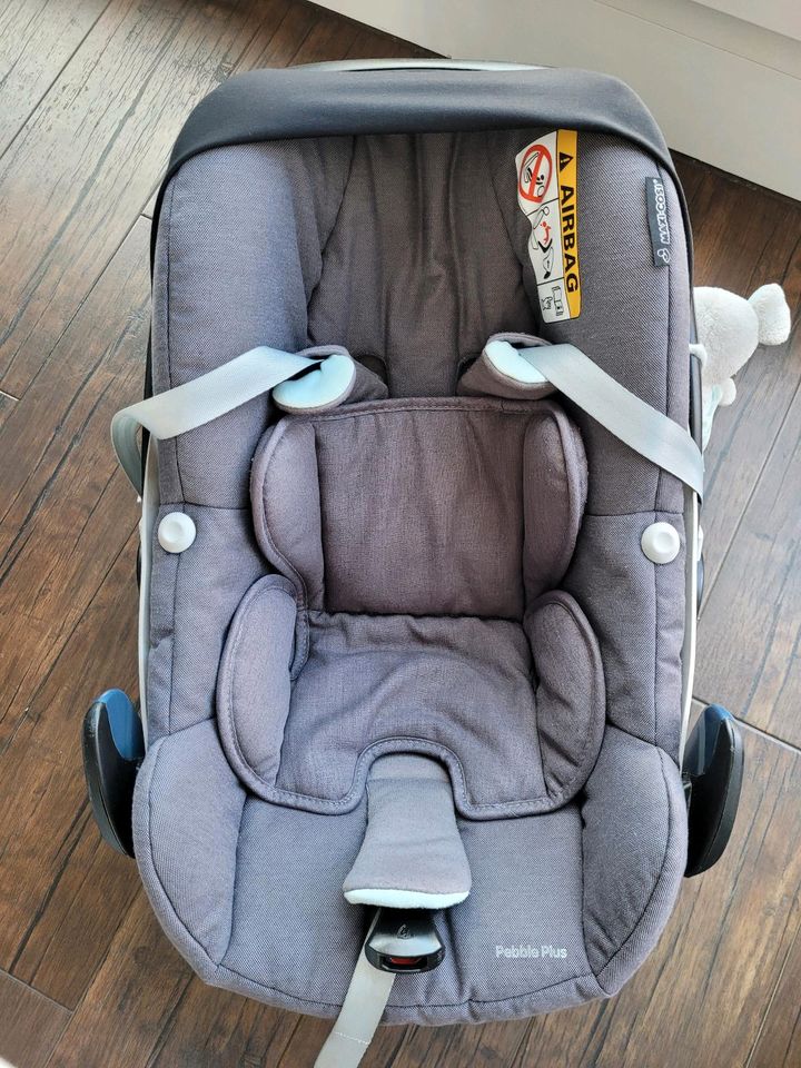 Maxi Cosi Pebble Plus mit Isofix-Station in Asperg